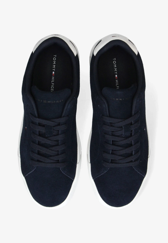 SKÓRZANE SNEAKERSY MESKIE TH COURT CORE SUEDE TOMMY HILFIGER FM0FM05716