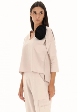 BLUZA DAMSKA Z OZDOBNYM KWIATKIEM EKS 96630