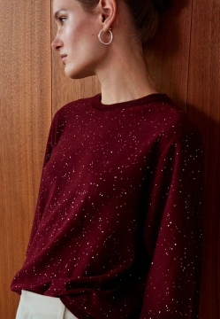 SWETER DAMSKI Z KRÓTKIM RĘKAWEM OZDOBIONY DROBNYMI CEKINAMI YERSE 43668