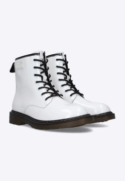 BOTKI DAMSKIE ZE SKÓRY LAKIEROWANEJ GOE II2N4051