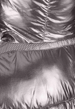 PIKOWANA KURTKA DAMSKA Z BŁYSZCZĄCEGO MATERIAŁU Z KAPTUREM GEOX W5628B T3292