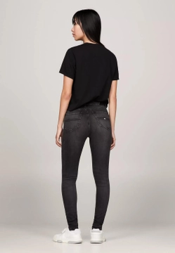 OBCISŁE JEANSY DAMSKIE ZE ŚREDNIM STANEM TOMMY JEANS DW0DW17150