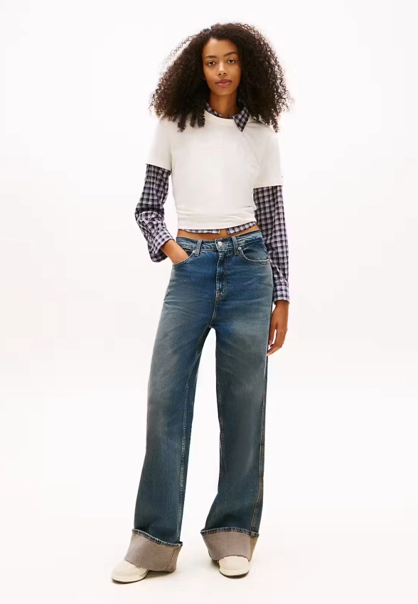 T-SHIRT DAMSKI Z KRÓTKIM RĘKAWEM TOMMY JEANS DW0DW22458