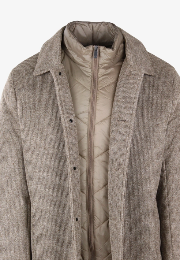 JEDNORZĘDOWY PŁASZCZ MĘSKI Z DZIANIANY TECHNICZNEJ Z PIKOWANĄ WSTAWKĄ UNITY COAT