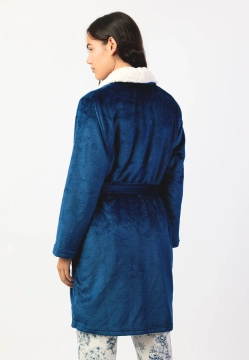 KRÓTKI POLAROWY SZLAFROK DAMSKI Z TŁOCZONYM WZOREM ADMAS 67296