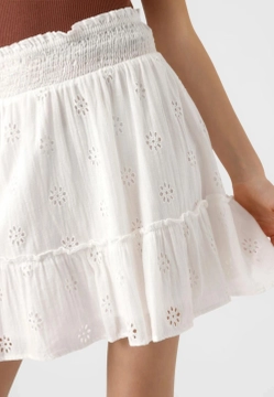 SPÓDNICA DAMSKA Z HAFTOWANYM KWIATOWYM WZOREM VERO MODA 10281724