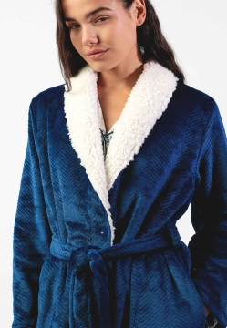 KRÓTKI POLAROWY SZLAFROK DAMSKI Z TŁOCZONYM WZOREM ADMAS 67296