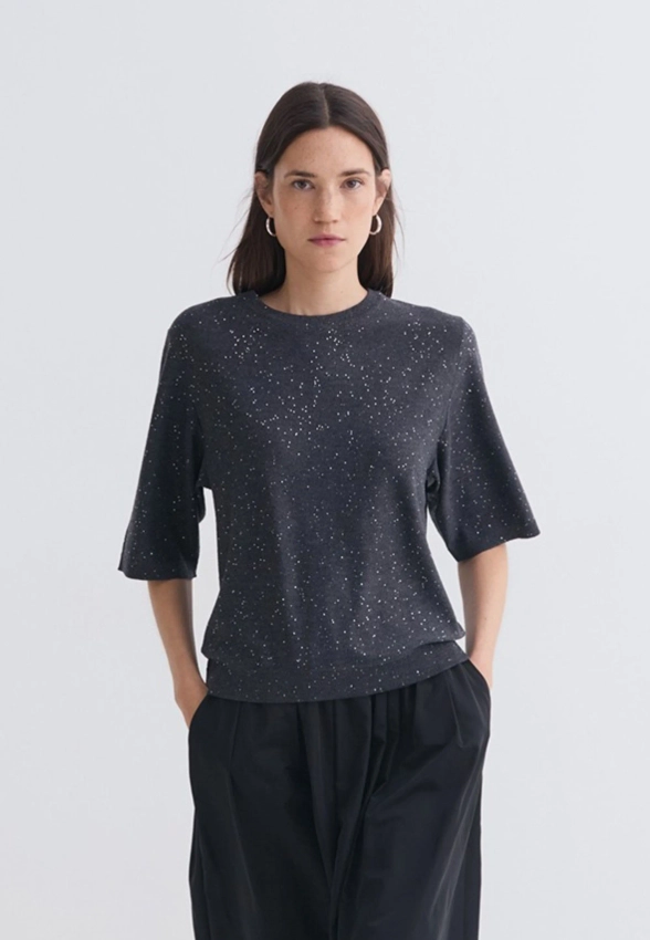 SWETER DAMSKI Z KRÓTKIM RĘKAWEM OZDOBIONY DROBNYMI CEKINAMI YERSE 43668